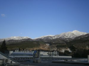 雪の五頭山と月